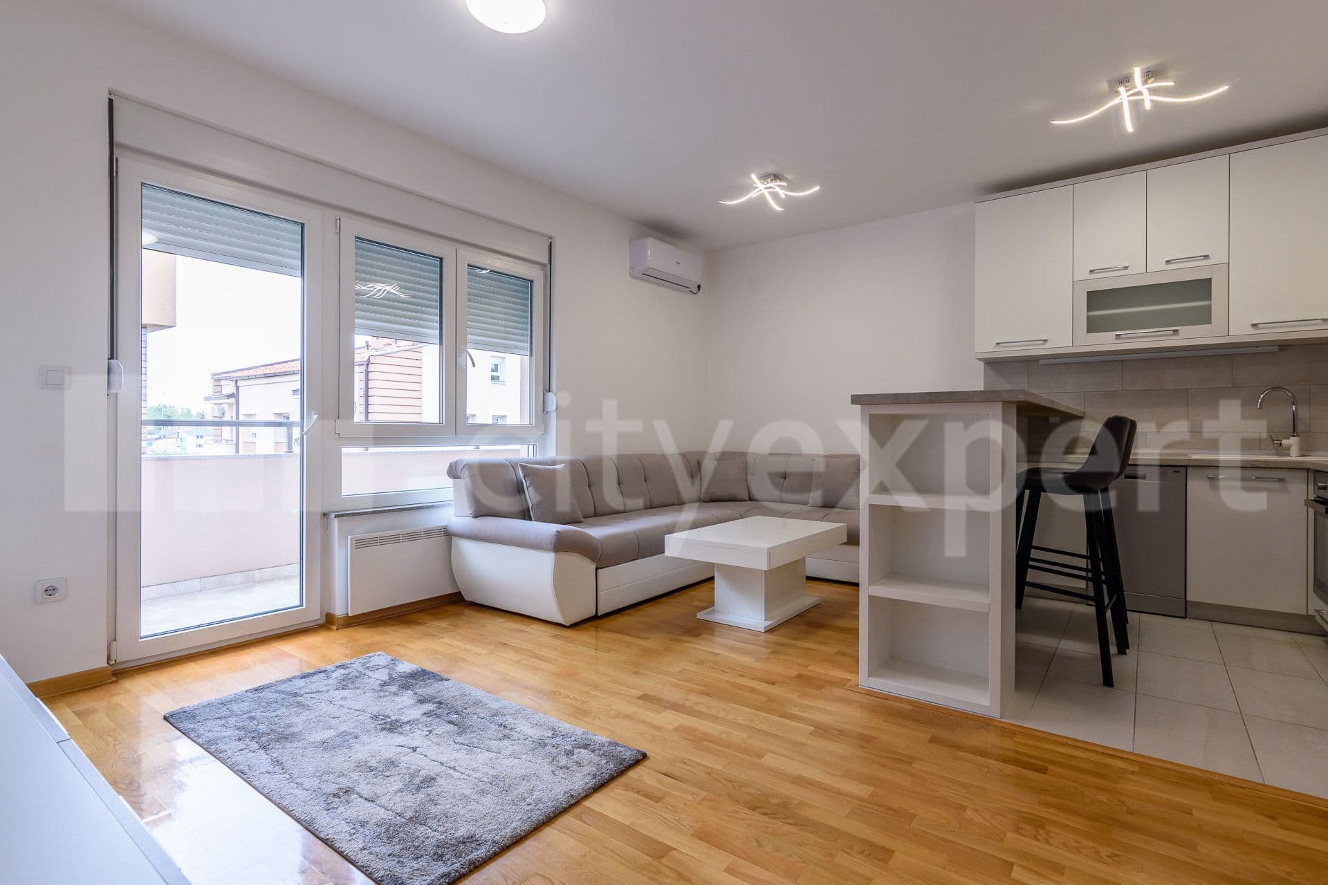 Dobanovačka, Zemun • Izdavanje